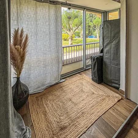 Moderne Avec Balcon, Jacuzzi Et Piscine